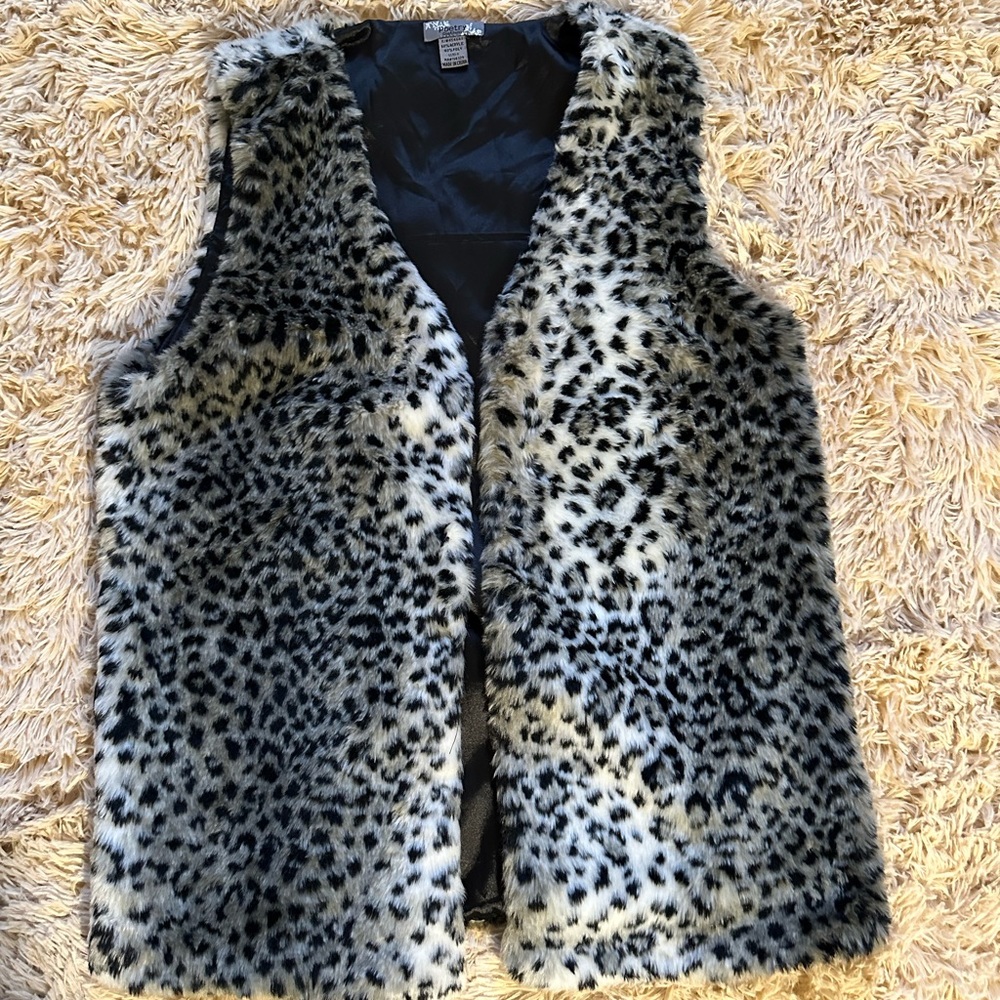 Faux blk & white leopard print Vest with silky lining and beautiful clasps